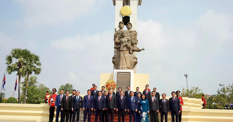 Генеральный секретарь То Лам вместе с высокопоставленной делегацией Вьетнама возлагает цветы и воскуряет благовония у памятника камбоджийско-вьетнамской дружбы в столице Пномпень. (Фото: ДИНЬ ЧЫОНГ)