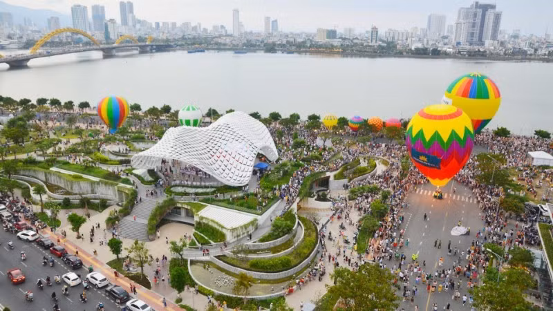 Сфера услуг и туризма постепенно становится одной из ключевых отраслей экономики Дананга.