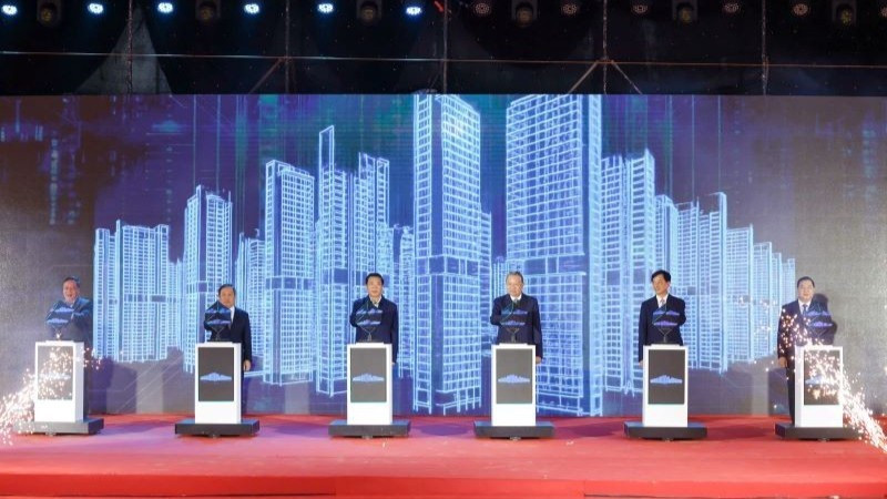 Генеральный секретарь ЦК КПВ То Лам и делегаты проводят ритуал закладки первого камня проекта многофункционального городского комплекса Северный Тханглонг Urban City.