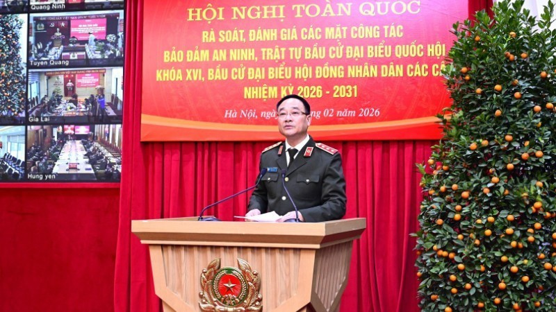 Генерал-полковник Фам Тхэ Тунг, член ЦК КПВ, Заместитель министра общественной безопасности, глава Подкомитета по обеспечению безопасности и правопорядка в период выборов, председательствует на совещании.
