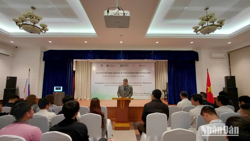 Директор Русского дома в Ханое Владимир Мурашкин выступает с речью. Фото: Ву Нгуен