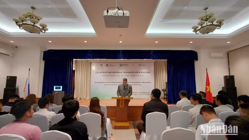 Директор Русского дома в Ханое Владимир Мурашкин выступает с речью. Фото: Ву Нгуен