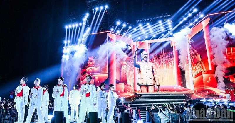 Это масштабное культурно-художественное мероприятие, организуемое газетой «Нянзан» совместно с Народным комитетом города Ханоя.