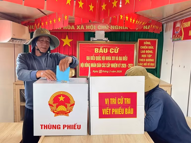 Избиратели принимают участие в голосовании.