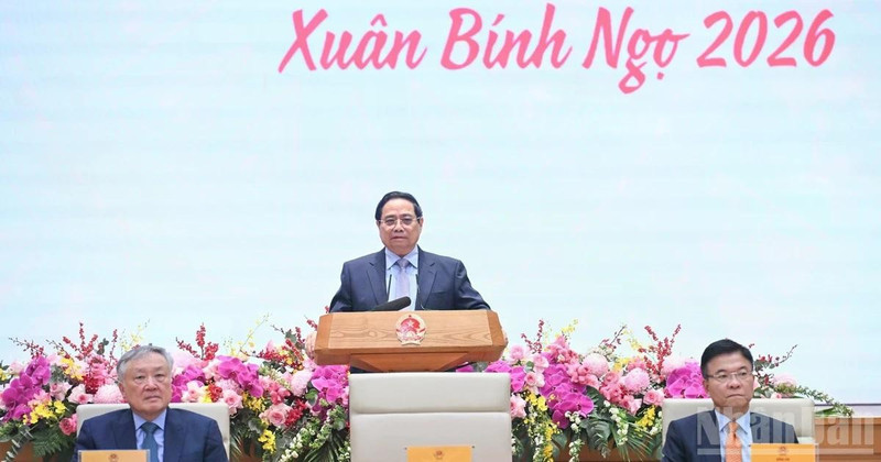 Премьер-министр Фам Минь Тьинь выступает с речью.