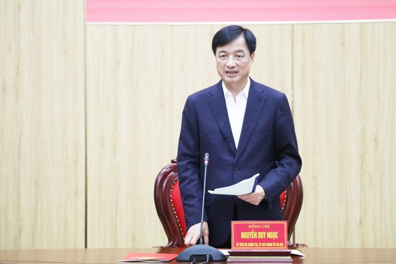 Товарищ Нгуен Зюи Нгок, член Политбюро, секретарь Парткома города Ханоя, глава Инспекционно-надзорной делегации, выступает с речью.