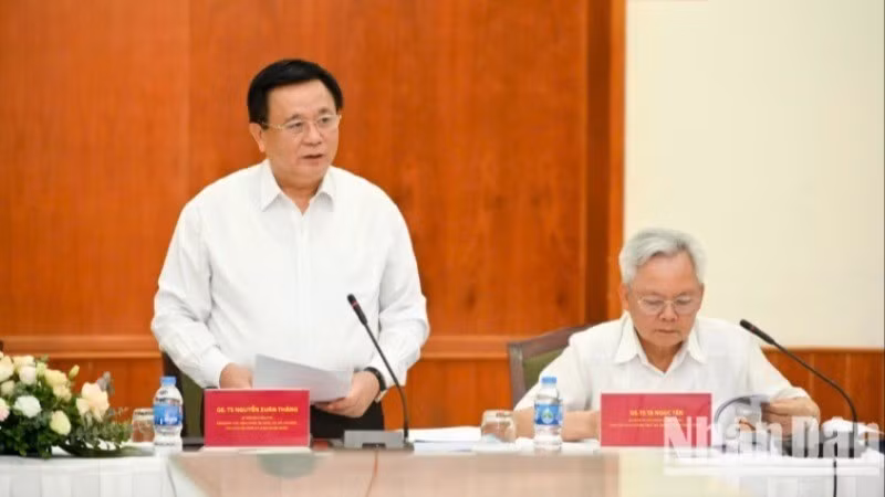 Товарищ Нгуен Суан Тханг выступает с речью.