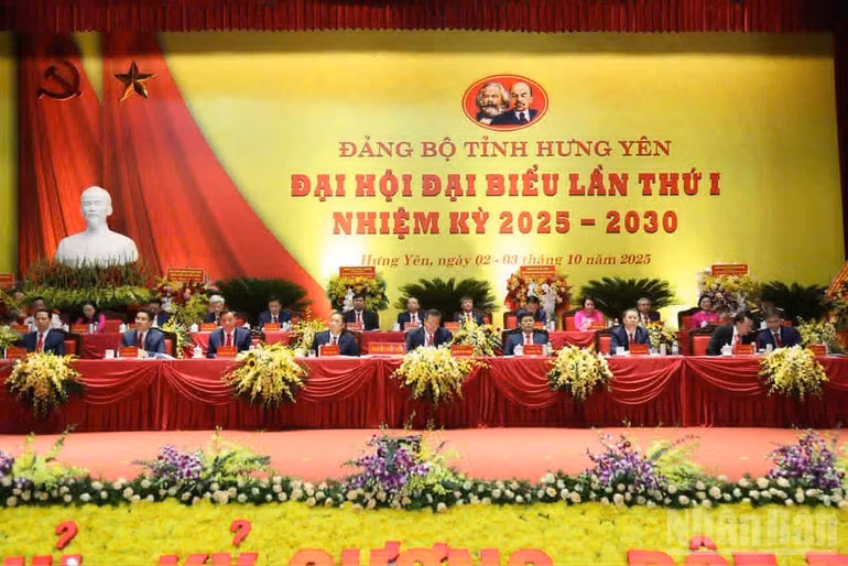 Президиум Первого съезда делегатов партийной организации провинции Хынгйен, срок 2025–2030 годов.