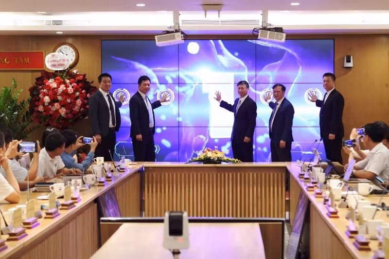 Делегаты нажимают на кнопки в знак открытия Вьетнамской биржи науки и технологий. Фото: Нгуен Хоанг