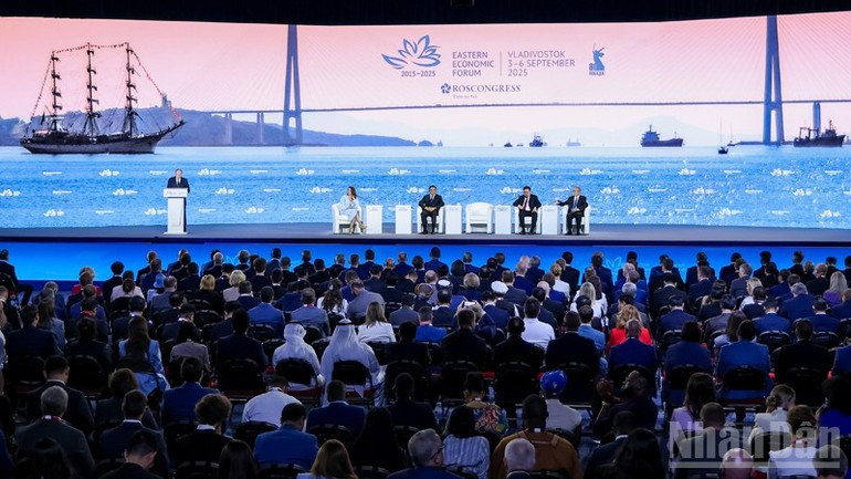 Общий вид пленарного заседания ВЭФ 2025. Фото: Суан Хынг