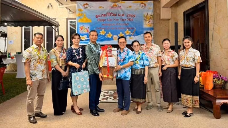 Чрезвычайный и Полномочный Посол Вьетнама в Малайзии Динь Нгок Линь вместе с сотрудниками Посольства поздравляет с Новым годом и принимает участие в совместных праздничных мероприятиях по случаю Нового года с Посольством Лаоса в Малайзии.