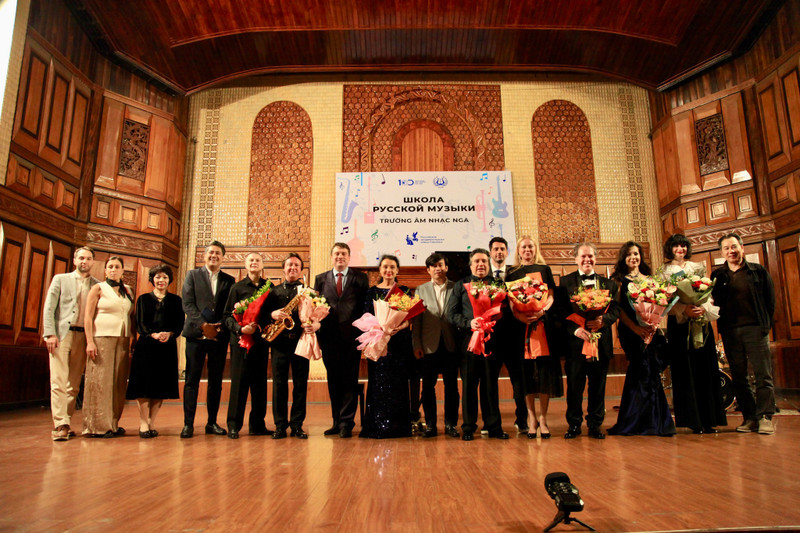 Артисты-педагоги Российской академии музыки имени Гнесиных и представители руководства Вьетнамской национальной музыкальной академии. Фото: Русский дом в Ханое