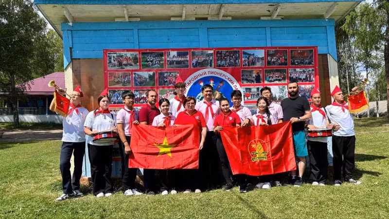Школьники двух стран фотографируются на память. Фото: Общество русско-вьетнамской дружбы «Байкал»