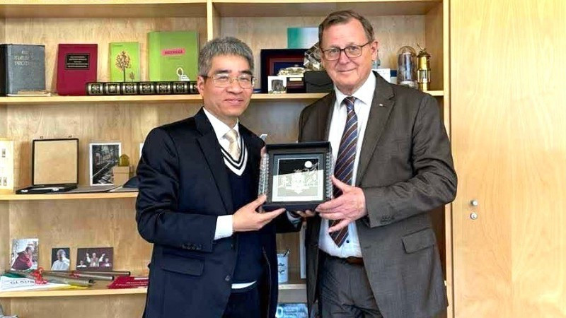 Посол Вьетнама в Германии Нгуен Дак Тхань и Зампредседателя Бундестага Германии Бодо Рамелов.