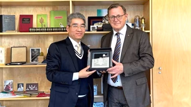 Посол Вьетнама в Германии Нгуен Дак Тхань и Зампредседателя Бундестага Германии Бодо Рамелов.