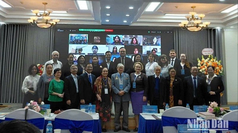 Делегаты фотографируются на память на конференции.