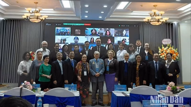 Делегаты фотографируются на память на конференции.