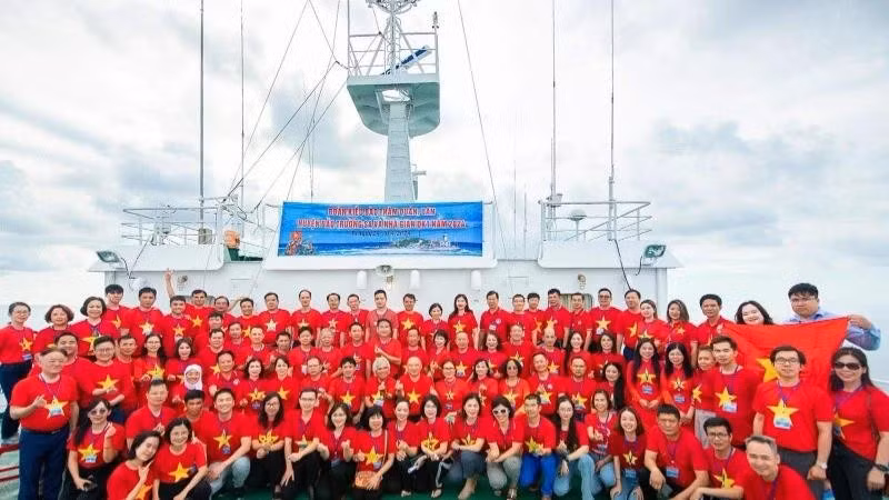 Делегация зарубежных вьетнамцев посетила военных и гражданских лиц в островном уезде Чыонгша и платформу DK1 в 2024 году.