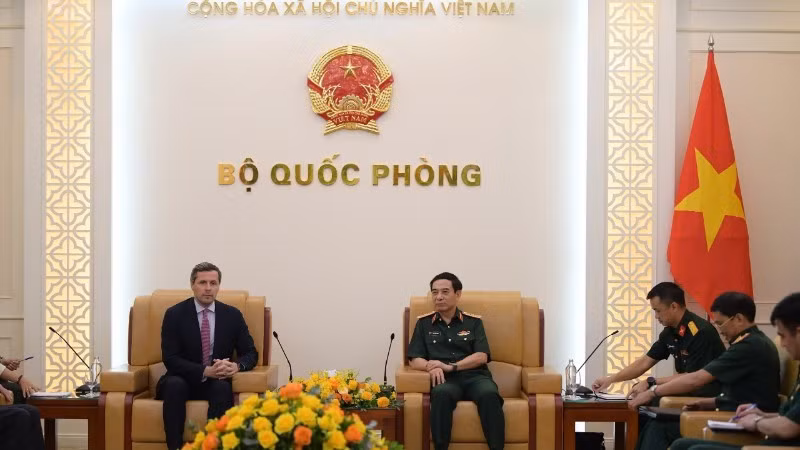 Генерал армии Фан Ван Зянг и Государственный секретарь по вопросам обороны Италии.