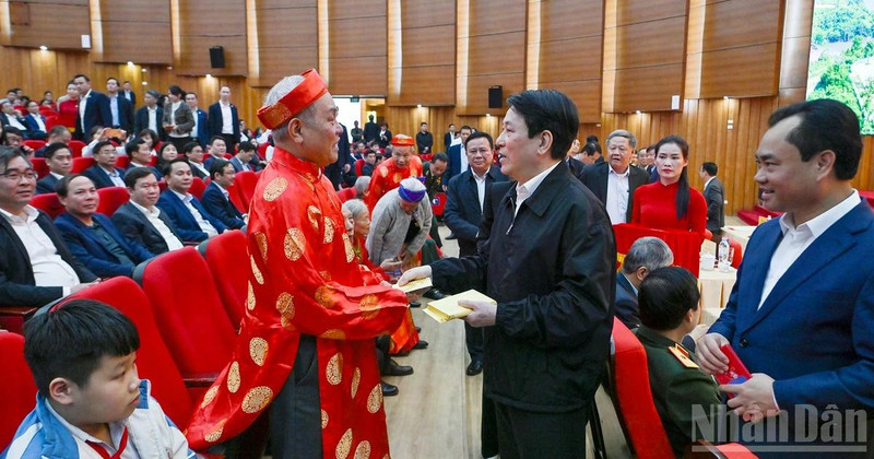 Президент Лыонг Кыонг поздравляет пожилых жителей провинции Лаокай с Новым годом.