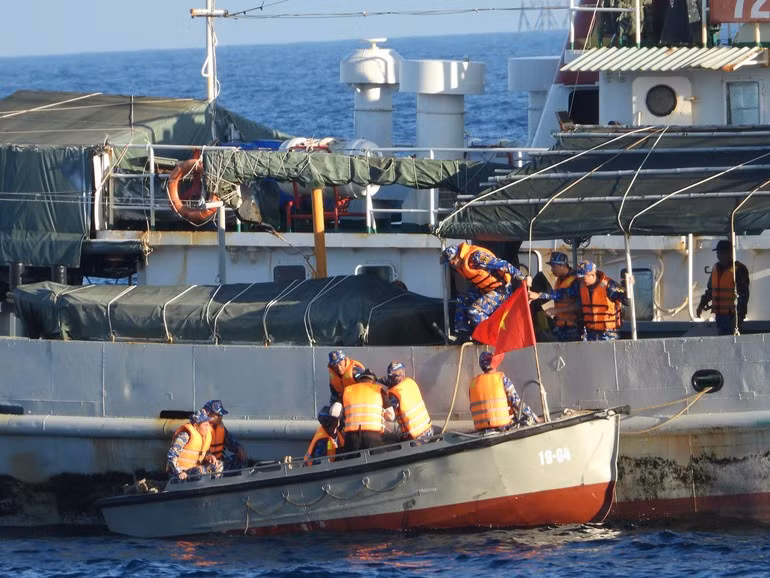 Доставка избирательных удостоверений с дежурных кораблей на катере к месту голосования на судне TS-04.