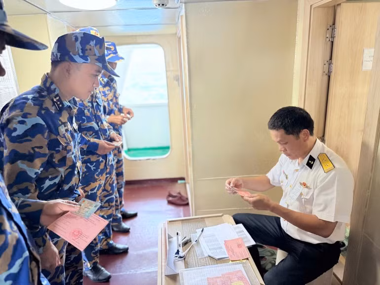 Проверка списков и выдача избирательных удостоверений.