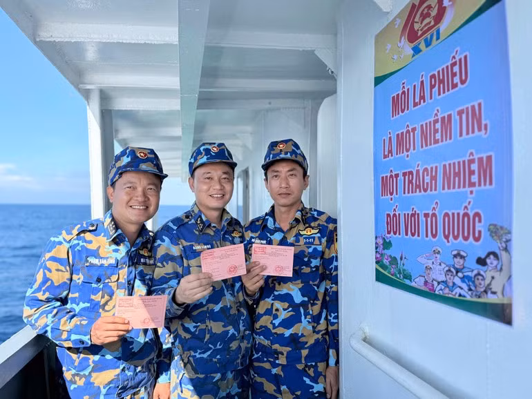 Военнослужащие дежурных кораблей только что завершили процедуру голосования.