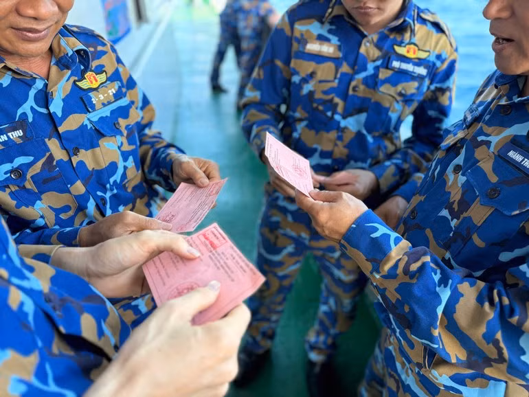 Проверка избирательного удостоверения перед входом в зону голосования.