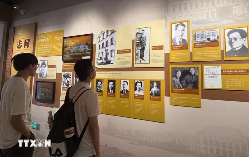 Посетители посещают выставку. Фото: ВИА