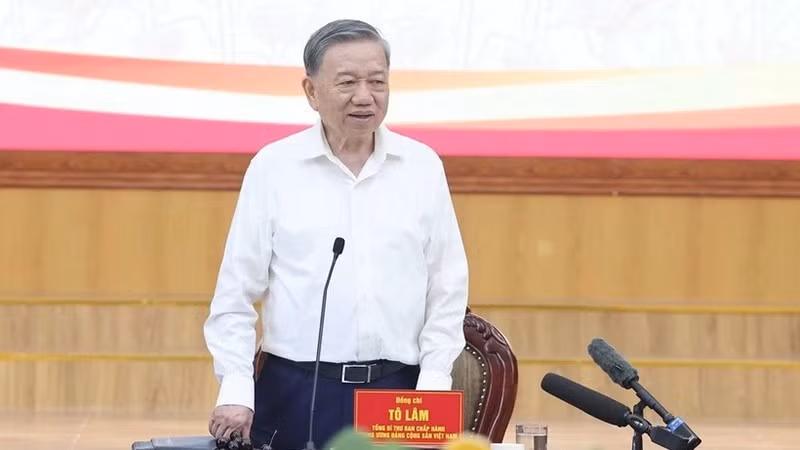 Генеральный секретарь ЦК КПВ То Лам выступает с речью.