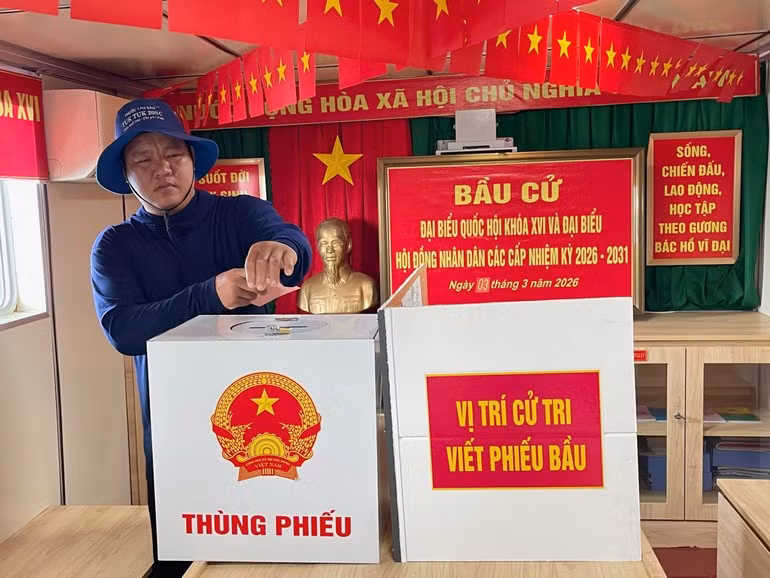 Избиратель осуществляет голосование.