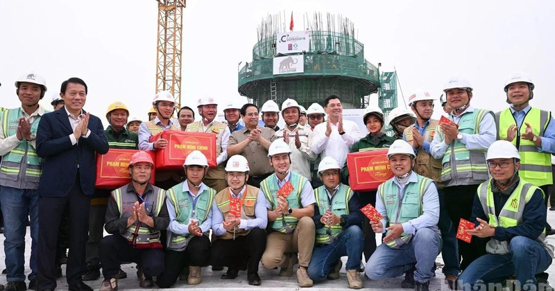 Премьер-министр Фам Минь Тьинь вручает подарки в знак поддержки строительным компаниям, работающим над возведением диспетчерской вышки в национальном аэропорту Зябинь.