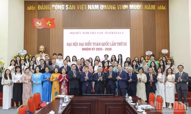 Делегаты фотографируются на память.