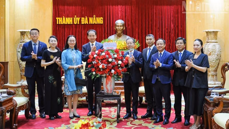 Секретарь Городского парткома Нгуен Ван Куанг и Посол Китая во Вьетнаме Хэ Вэй.