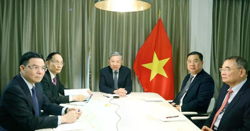 Генеральный секретарь ЦК КПВ То Лам провел телефонный разговор с сенатором Стивом Дэйнсом (Республиканская партия, штат Монтана). (Фото: ВИА)