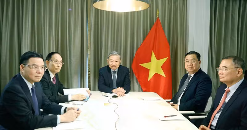 Генеральный секретарь ЦК КПВ То Лам провел телефонный разговор с сенатором Стивом Дэйнсом (Республиканская партия, штат Монтана). (Фото: ВИА)