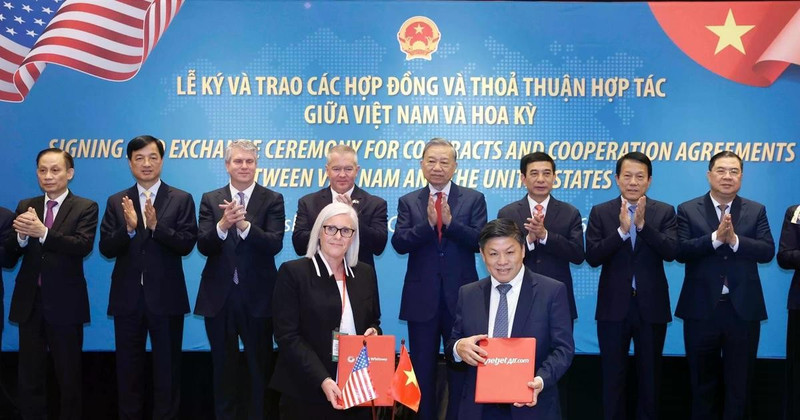 Генеральный секретарь То Лам присутствует на церемонии передачи контракта на выбор и покупку двигателей и сервисного обслуживания между VietjetAir (Вьетнам) и Pratt & Whitney (США) для 137 самолетов с двигателями GTF. (Фото: ВИА)