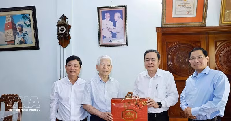 Председатель Национального собрания Чан Тхань Ман посетил и поздравил с Тэтом бывшего Президента государства Нгуен Минь Чиета. (Фото: ВИА)