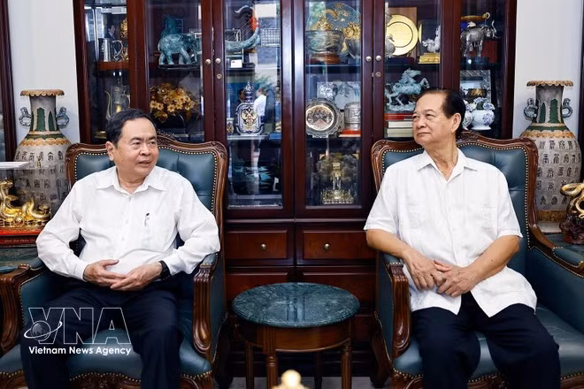 Председатель Национального собрания Чан Тхань Ман посетил и поздравил с Тэтом бывшего Премьер-министра Нгуен Тан Зунга. (Фото: ВИА)