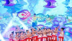 Исполняется художественный номер в рамках программы «Праздник середины осени 2025 года» в Ханое. (Фото: ВИА)