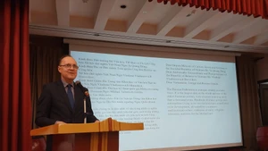 Посол России во Вьетнаме Геннадий Бездетко выступает с речью. 