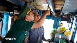 Пограничники провинции Зялай проверяют установку системы мониторинга судов на рыболовном судне. (Фото: ВИА)