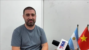 Журналист Гастон Фиорда отвечает на вопросы корреспондента ВИА. Фото: ВИА