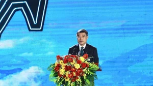 Член Политбюро, секретарь ЦК КПВ, заведующий Организационным отделом ЦК КПВ Ле Минь Хынг выступает с речью.