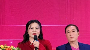 Мисс Фан Ким Оань представляет программу.