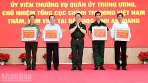 Генерал армии Нгуен Чонг Нгиа вручает подарки провинциальному партийному комитету, Народному совету, Народному комитету и коллективам провинции Анзянг. Фото: Фыонг Ву