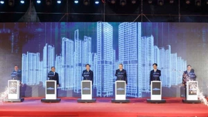 Генеральный секретарь ЦК КПВ То Лам и делегаты проводят ритуал закладки первого камня проекта многофункционального городского комплекса Северный Тханглонг Urban City.