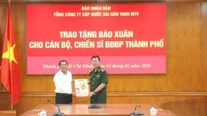 Руководитель ООО с одним учредителем «Сайгонская водопроводная корпорация» вручает весенний выпуск газеты «Нянзан» года Бинь Нго 2026 офицерам и военнослужащим Пограничных войск города Хошимина. (Фото: Нят Тхань)