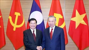 Генеральный секретарь То Лама и Генеральный секретарь, Президент Лаоса Тхонглун Сисулит.