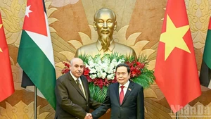 Председатель НС Чан Тхань Ман и председатель Палаты представителей Иордании Мазен Турки Эль Кади. Фото: Зюи Линь